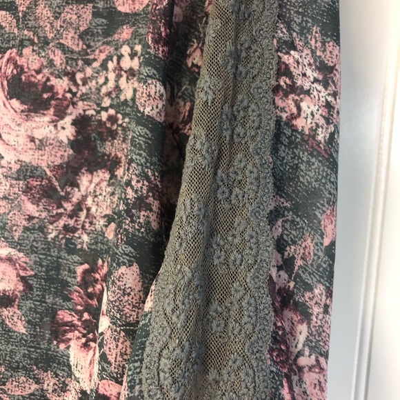 Maurices Floral Print Women's Top Sheer Gray Pink XL - Picture 4 of 5